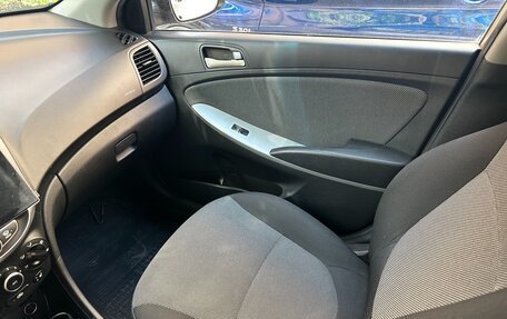 Hyundai Solaris II рестайлинг, 2011 год, 800 000 рублей, 21 фотография