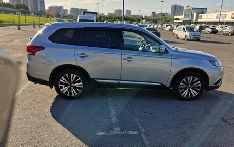 Mitsubishi Outlander III рестайлинг 3, 2019 год, 2 750 000 рублей, 10 фотография
