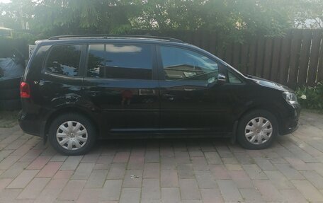 Volkswagen Touran III, 2011 год, 850 000 рублей, 2 фотография