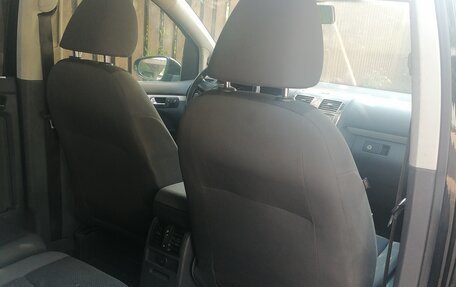 Volkswagen Touran III, 2011 год, 850 000 рублей, 4 фотография