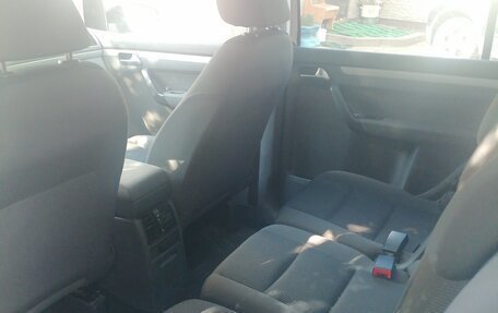 Volkswagen Touran III, 2011 год, 850 000 рублей, 6 фотография
