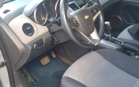 Chevrolet Cruze II, 2010 год, 750 000 рублей, 4 фотография