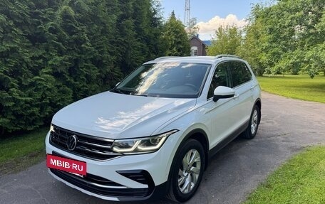 Volkswagen Tiguan II, 2021 год, 4 100 000 рублей, 2 фотография