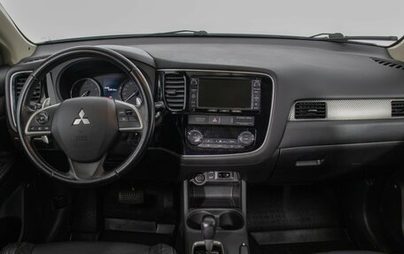 Mitsubishi Outlander III рестайлинг 3, 2014 год, 1 620 000 рублей, 13 фотография