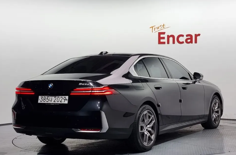 BMW 5 серия G30, 2023 год, 6 055 000 рублей, 2 фотография