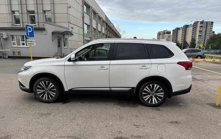 Mitsubishi Outlander III рестайлинг 3, 2019 год, 2 200 000 рублей, 10 фотография