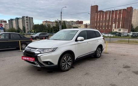 Mitsubishi Outlander III рестайлинг 3, 2019 год, 2 200 000 рублей, 8 фотография
