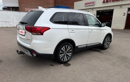 Mitsubishi Outlander III рестайлинг 3, 2019 год, 2 200 000 рублей, 13 фотография