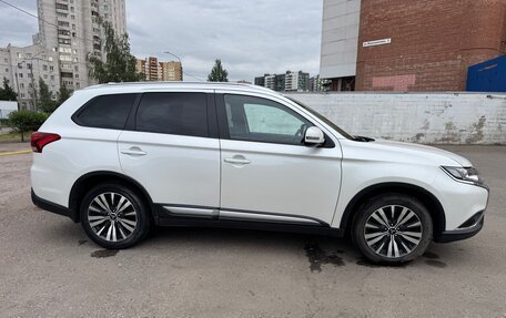 Mitsubishi Outlander III рестайлинг 3, 2019 год, 2 200 000 рублей, 14 фотография
