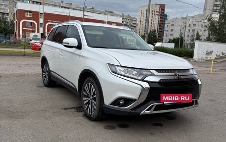 Mitsubishi Outlander III рестайлинг 3, 2019 год, 2 200 000 рублей, 15 фотография