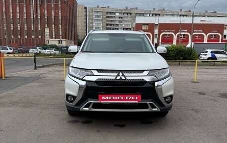 Mitsubishi Outlander III рестайлинг 3, 2019 год, 2 200 000 рублей, 16 фотография