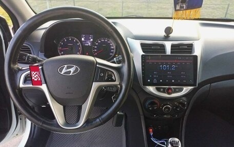 Hyundai Solaris II рестайлинг, 2015 год, 1 180 000 рублей, 37 фотография