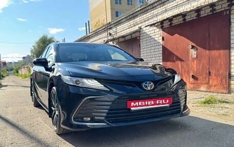 Toyota Camry, 2021 год, 3 390 000 рублей, 2 фотография