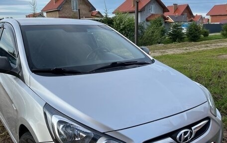 Hyundai Solaris II рестайлинг, 2013 год, 800 000 рублей, 4 фотография