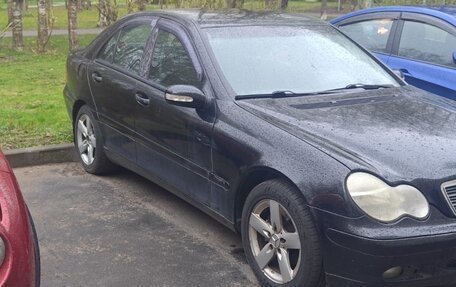 Mercedes-Benz C-Класс, 2003 год, 700 000 рублей, 1 фотография