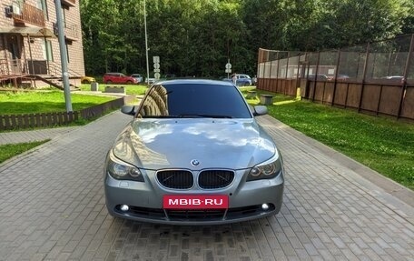 BMW 5 серия, 2005 год, 900 000 рублей, 1 фотография