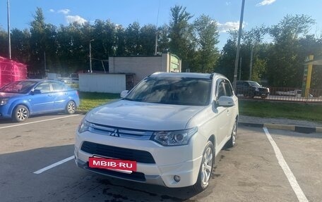 Mitsubishi Outlander III рестайлинг 3, 2013 год, 1 620 000 рублей, 2 фотография