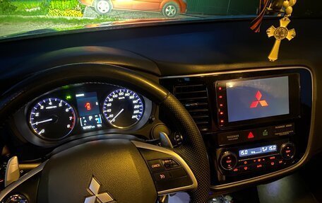 Mitsubishi Outlander III рестайлинг 3, 2013 год, 1 620 000 рублей, 10 фотография