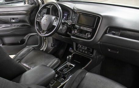 Mitsubishi Outlander III рестайлинг 3, 2017 год, 2 449 000 рублей, 12 фотография