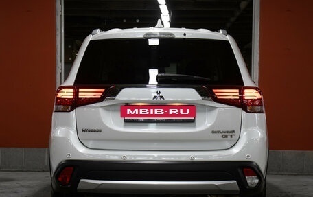 Mitsubishi Outlander III рестайлинг 3, 2017 год, 2 449 000 рублей, 6 фотография