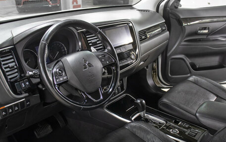 Mitsubishi Outlander III рестайлинг 3, 2017 год, 2 449 000 рублей, 17 фотография