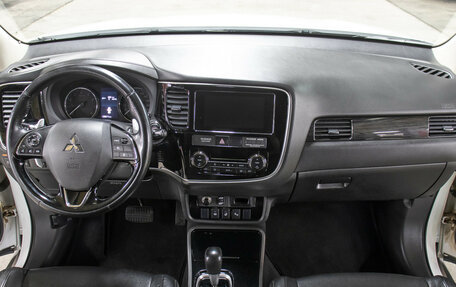 Mitsubishi Outlander III рестайлинг 3, 2017 год, 2 449 000 рублей, 15 фотография