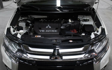 Mitsubishi Outlander III рестайлинг 3, 2017 год, 2 449 000 рублей, 9 фотография