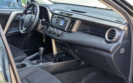 Toyota RAV4, 2017 год, 1 870 000 рублей, 12 фотография