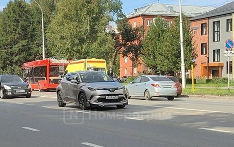 Toyota C-HR I рестайлинг, 2017 год, 2 250 000 рублей, 16 фотография