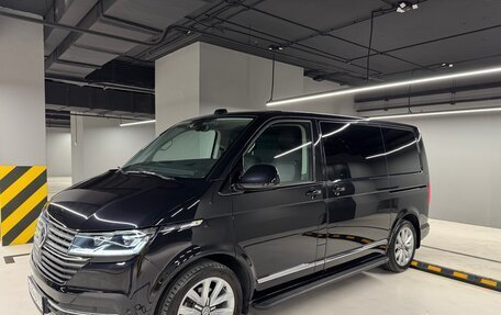 Volkswagen Multivan T6 рестайлинг, 2021 год, 7 450 000 рублей, 2 фотография