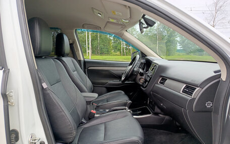 Mitsubishi Outlander III рестайлинг 3, 2017 год, 1 857 000 рублей, 13 фотография