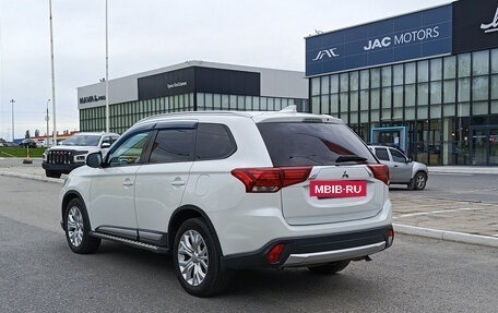 Mitsubishi Outlander III рестайлинг 3, 2017 год, 1 857 000 рублей, 8 фотография