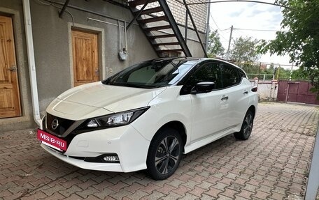 Nissan Leaf II, 2021 год, 3 200 000 рублей, 2 фотография
