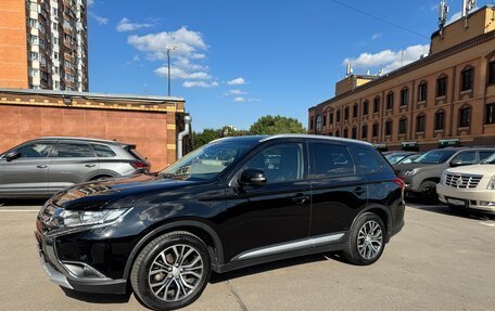 Mitsubishi Outlander III рестайлинг 3, 2018 год, 1 850 000 рублей, 2 фотография