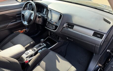 Mitsubishi Outlander III рестайлинг 3, 2018 год, 1 850 000 рублей, 13 фотография
