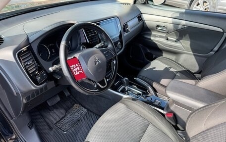 Mitsubishi Outlander III рестайлинг 3, 2018 год, 1 850 000 рублей, 12 фотография