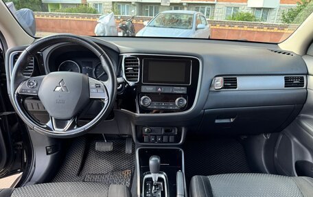 Mitsubishi Outlander III рестайлинг 3, 2018 год, 1 850 000 рублей, 14 фотография