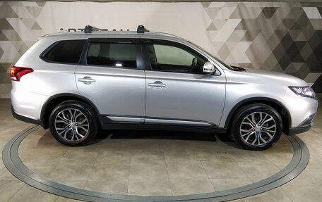 Mitsubishi Outlander III рестайлинг 3, 2018 год, 1 999 000 рублей, 8 фотография