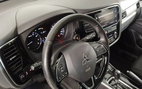 Mitsubishi Outlander III рестайлинг 3, 2018 год, 1 999 000 рублей, 10 фотография