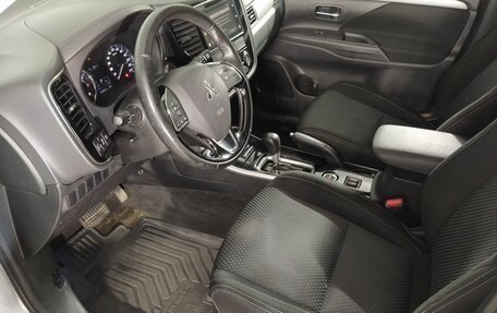 Mitsubishi Outlander III рестайлинг 3, 2018 год, 1 999 000 рублей, 9 фотография