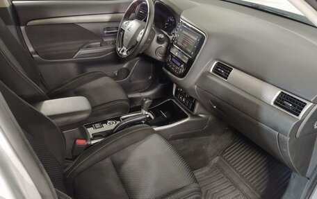 Mitsubishi Outlander III рестайлинг 3, 2018 год, 1 999 000 рублей, 21 фотография