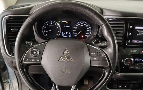 Mitsubishi Outlander III рестайлинг 3, 2018 год, 1 999 000 рублей, 13 фотография