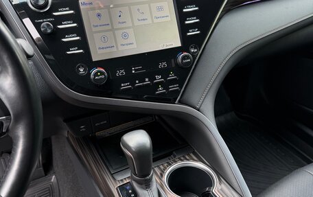 Toyota Camry, 2021 год, 3 300 000 рублей, 10 фотография