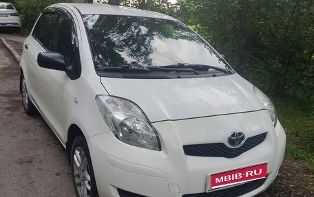 Toyota Yaris III рестайлинг, 2009 год, 590 000 рублей, 1 фотография