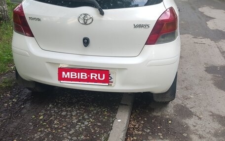 Toyota Yaris III рестайлинг, 2009 год, 590 000 рублей, 2 фотография