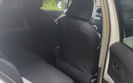 Toyota Yaris III рестайлинг, 2009 год, 590 000 рублей, 4 фотография