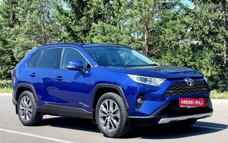 Toyota RAV4, 2021 год, 3 990 000 рублей, 1 фотография