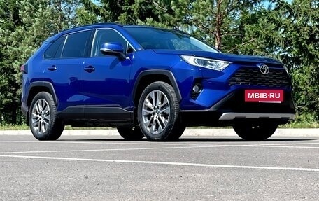 Toyota RAV4, 2021 год, 3 990 000 рублей, 2 фотография