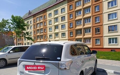 Mitsubishi Outlander III рестайлинг 3, 2014 год, 1 600 000 рублей, 2 фотография