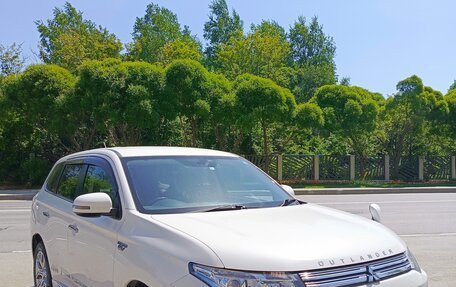 Mitsubishi Outlander III рестайлинг 3, 2014 год, 1 600 000 рублей, 4 фотография